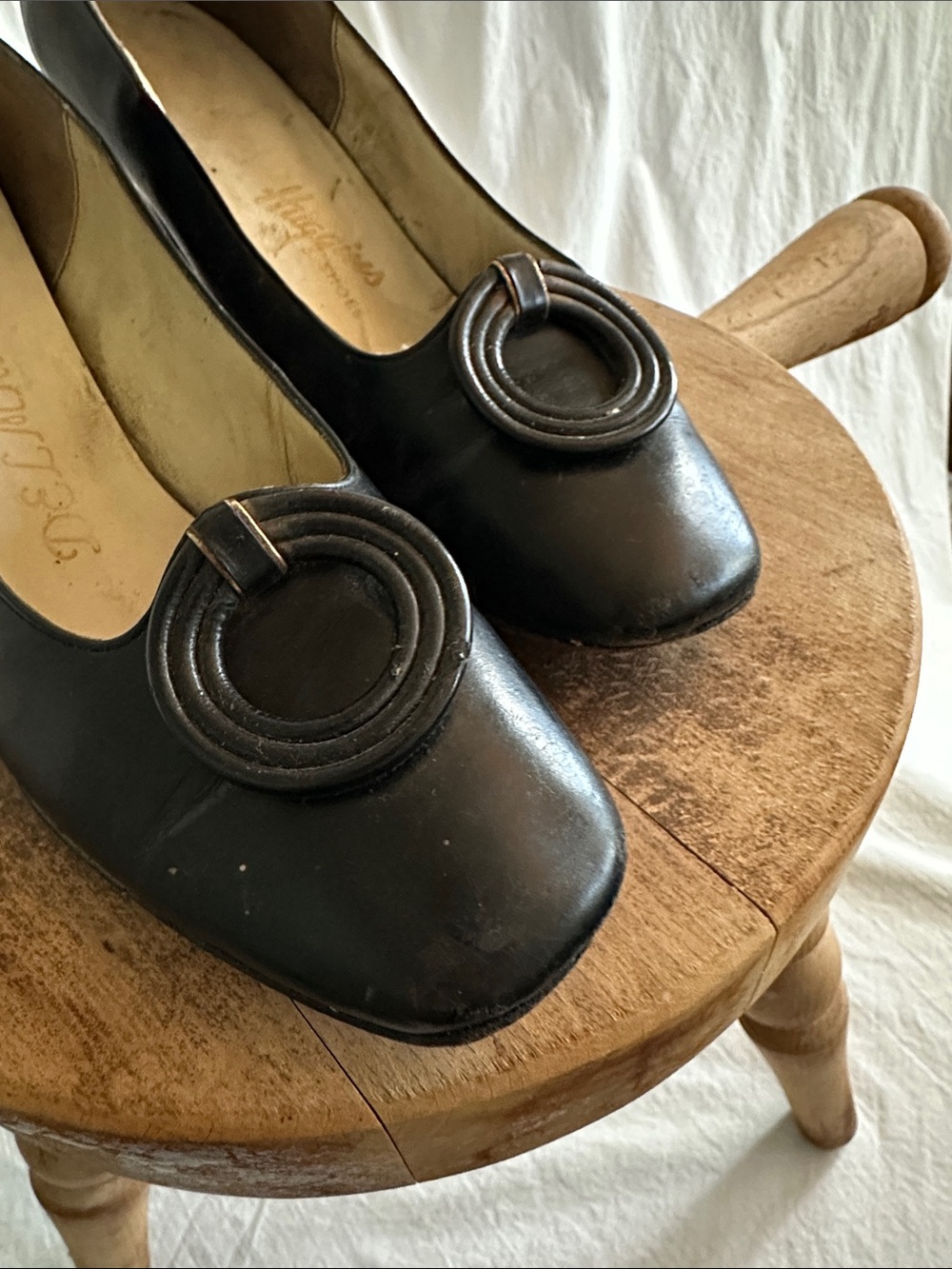 Delman Black Leather Mid-Heel Pumps with Decorative Round Accent size 6.5